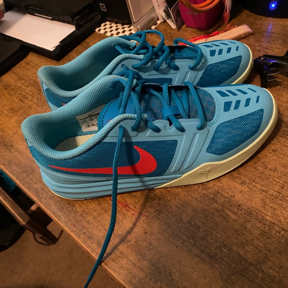 Nike Kobe Bryant 6Y basketball shoe EUC